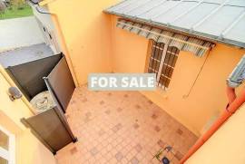 Town House with Neat Courtyard Garden