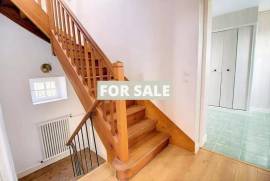 Town House with Neat Courtyard Garden