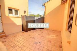 Town House with Neat Courtyard Garden