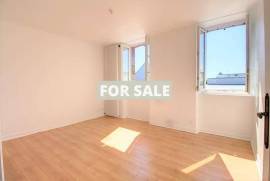 Town House with Neat Courtyard Garden