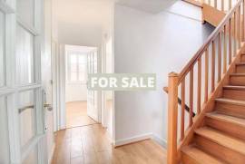 Town House with Neat Courtyard Garden