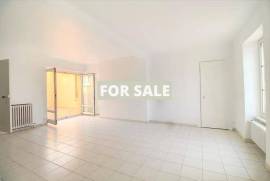 Town House with Neat Courtyard Garden