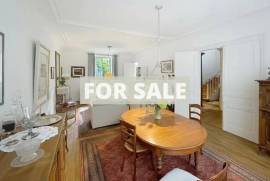 Town House in Coastal Resort Location