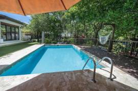 Casa Plumeria: Modern Elegance and Tropical Tranquility Near Tamarindo