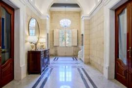 Magnificent Townhouse with Pool and Garage