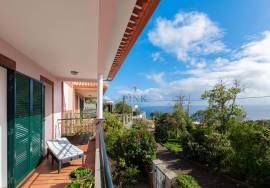 House - 3+1 Bedroom Apartment in Gaula with Sea Views