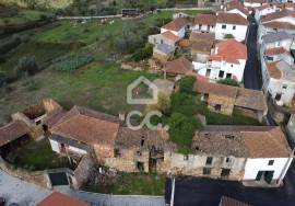 House with patio to renovate in the Tábua area House with patio to renovate in the Tábua area