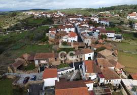 House with patio to renovate in the Tábua area House with patio to renovate in the Tábua area