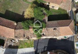 House with patio to renovate in the Tábua area House with patio to renovate in the Tábua area