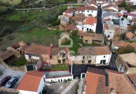 House with patio to renovate in the Tábua area