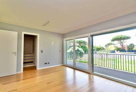 Modern 4-Bedroom Villa in Private Gated Community with Pool – Costa da Guia, Cascais
We present this elegant contemporary villa located in an exclusive gated community of just 7 houses, situated in one of the most privileged areas of Cascais — the charming Costa da Guia Modern 4-Bedroom Villa in Private Gated Community with Pool – Costa da Guia, Cascais
We present this elegant contemporary villa located in an exclusive gated community of just 7 houses, situated in one of the most privileged areas of Cascais — the charming Costa da Guia