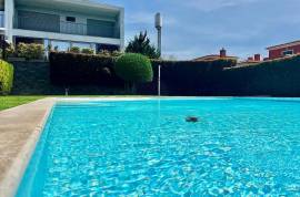 Modern 4-Bedroom Villa in Private Gated Community with Pool – Costa da Guia, Cascais
We present this elegant contemporary villa located in an exclusive gated community of just 7 houses, situated in one of the most privileged areas of Cascais — the charming Costa da Guia Modern 4-Bedroom Villa in Private Gated Community with Pool – Costa da Guia, Cascais
We present this elegant contemporary villa located in an exclusive gated community of just 7 houses, situated in one of the most privileged areas of Cascais — the charming Costa da Guia