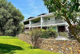 Modern 4-Bedroom Villa in Private Gated Community with Pool – Costa da Guia, Cascais
We present this elegant contemporary villa located in an exclusive gated community of just 7 houses, situated in one of the most privileged areas of Cascais — the charming Costa da Guia