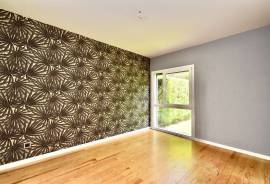 Modern 4-Bedroom Villa in Private Gated Community with Pool – Costa da Guia, Cascais
We present this elegant contemporary villa located in an exclusive gated community of just 7 houses, situated in one of the most privileged areas of Cascais — the charming Costa da Guia Modern 4-Bedroom Villa in Private Gated Community with Pool – Costa da Guia, Cascais
We present this elegant contemporary villa located in an exclusive gated community of just 7 houses, situated in one of the most privileged areas of Cascais — the charming Costa da Guia