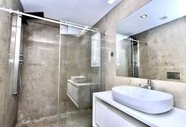 Modern 4-Bedroom Villa in Private Gated Community with Pool – Costa da Guia, Cascais
We present this elegant contemporary villa located in an exclusive gated community of just 7 houses, situated in one of the most privileged areas of Cascais — the charming Costa da Guia Modern 4-Bedroom Villa in Private Gated Community with Pool – Costa da Guia, Cascais
We present this elegant contemporary villa located in an exclusive gated community of just 7 houses, situated in one of the most privileged areas of Cascais — the charming Costa da Guia