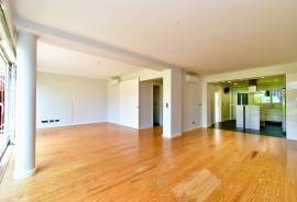 Modern 4-Bedroom Villa in Private Gated Community with Pool – Costa da Guia, Cascais
We present this elegant contemporary villa located in an exclusive gated community of just 7 houses, situated in one of the most privileged areas of Cascais — the charming Costa da Guia Modern 4-Bedroom Villa in Private Gated Community with Pool – Costa da Guia, Cascais
We present this elegant contemporary villa located in an exclusive gated community of just 7 houses, situated in one of the most privileged areas of Cascais — the charming Costa da Guia