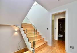 Modern 4-Bedroom Villa in Private Gated Community with Pool – Costa da Guia, Cascais
We present this elegant contemporary villa located in an exclusive gated community of just 7 houses, situated in one of the most privileged areas of Cascais — the charming Costa da Guia Modern 4-Bedroom Villa in Private Gated Community with Pool – Costa da Guia, Cascais
We present this elegant contemporary villa located in an exclusive gated community of just 7 houses, situated in one of the most privileged areas of Cascais — the charming Costa da Guia