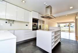 Modern 4-Bedroom Villa in Private Gated Community with Pool – Costa da Guia, Cascais
We present this elegant contemporary villa located in an exclusive gated community of just 7 houses, situated in one of the most privileged areas of Cascais — the charming Costa da Guia Modern 4-Bedroom Villa in Private Gated Community with Pool – Costa da Guia, Cascais
We present this elegant contemporary villa located in an exclusive gated community of just 7 houses, situated in one of the most privileged areas of Cascais — the charming Costa da Guia