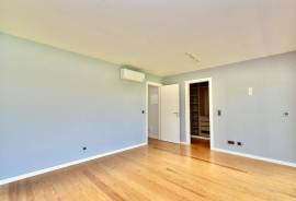 Modern 4-Bedroom Villa in Private Gated Community with Pool – Costa da Guia, Cascais
We present this elegant contemporary villa located in an exclusive gated community of just 7 houses, situated in one of the most privileged areas of Cascais — the charming Costa da Guia Modern 4-Bedroom Villa in Private Gated Community with Pool – Costa da Guia, Cascais
We present this elegant contemporary villa located in an exclusive gated community of just 7 houses, situated in one of the most privileged areas of Cascais — the charming Costa da Guia