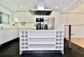 Modern 4-Bedroom Villa in Private Gated Community with Pool – Costa da Guia, Cascais
We present this elegant contemporary villa located in an exclusive gated community of just 7 houses, situated in one of the most privileged areas of Cascais — the charming Costa da Guia Modern 4-Bedroom Villa in Private Gated Community with Pool – Costa da Guia, Cascais
We present this elegant contemporary villa located in an exclusive gated community of just 7 houses, situated in one of the most privileged areas of Cascais — the charming Costa da Guia