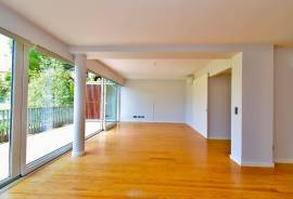 Modern 4-Bedroom Villa in Private Gated Community with Pool – Costa da Guia, Cascais
We present this elegant contemporary villa located in an exclusive gated community of just 7 houses, situated in one of the most privileged areas of Cascais — the charming Costa da Guia Modern 4-Bedroom Villa in Private Gated Community with Pool – Costa da Guia, Cascais
We present this elegant contemporary villa located in an exclusive gated community of just 7 houses, situated in one of the most privileged areas of Cascais — the charming Costa da Guia