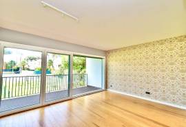 Modern 4-Bedroom Villa in Private Gated Community with Pool – Costa da Guia, Cascais
We present this elegant contemporary villa located in an exclusive gated community of just 7 houses, situated in one of the most privileged areas of Cascais — the charming Costa da Guia Modern 4-Bedroom Villa in Private Gated Community with Pool – Costa da Guia, Cascais
We present this elegant contemporary villa located in an exclusive gated community of just 7 houses, situated in one of the most privileged areas of Cascais — the charming Costa da Guia