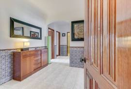 3-Bedroom Apartment with Stunning Views over the Tagus Estuary and Cristo Rei
Enjoy a magnificent 3-bedroom apartment offering panoramic views over the Tagus Estuary to the east and the Cristo Rei monument to the west