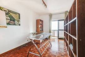 3-Bedroom Apartment with Stunning Views over the Tagus Estuary and Cristo Rei
Enjoy a magnificent 3-bedroom apartment offering panoramic views over the Tagus Estuary to the east and the Cristo Rei monument to the west