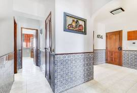 3-Bedroom Apartment with Stunning Views over the Tagus Estuary and Cristo Rei
Enjoy a magnificent 3-bedroom apartment offering panoramic views over the Tagus Estuary to the east and the Cristo Rei monument to the west