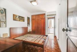 3-Bedroom Apartment with Stunning Views over the Tagus Estuary and Cristo Rei
Enjoy a magnificent 3-bedroom apartment offering panoramic views over the Tagus Estuary to the east and the Cristo Rei monument to the west