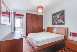 3-Bedroom Apartment with Stunning Views over the Tagus Estuary and Cristo Rei
Enjoy a magnificent 3-bedroom apartment offering panoramic views over the Tagus Estuary to the east and the Cristo Rei monument to the west