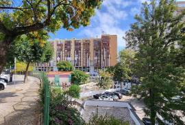 3-Bedroom Apartment with Stunning Views over the Tagus Estuary and Cristo Rei
Enjoy a magnificent 3-bedroom apartment offering panoramic views over the Tagus Estuary to the east and the Cristo Rei monument to the west