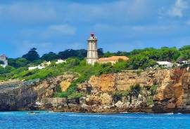 6-Bedroom Duplex with Sea View – Costa da Guia, Cascais
Located in one of the most exclusive areas of Cascais, this magnificent 6-bedroom duplex apartment offers the perfect combination of elegance, comfort, and a prime location