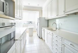 6-Bedroom Duplex with Sea View – Costa da Guia, Cascais
Located in one of the most exclusive areas of Cascais, this magnificent 6-bedroom duplex apartment offers the perfect combination of elegance, comfort, and a prime location