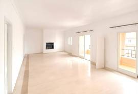 6-Bedroom Duplex with Sea View – Costa da Guia, Cascais
Located in one of the most exclusive areas of Cascais, this magnificent 6-bedroom duplex apartment offers the perfect combination of elegance, comfort, and a prime location