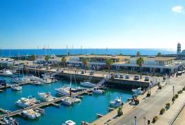 6-Bedroom Duplex with Sea View – Costa da Guia, Cascais
Located in one of the most exclusive areas of Cascais, this magnificent 6-bedroom duplex apartment offers the perfect combination of elegance, comfort, and a prime location