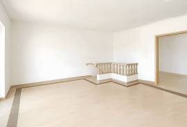 6-Bedroom Duplex with Sea View – Costa da Guia, Cascais
Located in one of the most exclusive areas of Cascais, this magnificent 6-bedroom duplex apartment offers the perfect combination of elegance, comfort, and a prime location