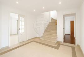 6-Bedroom Duplex with Sea View – Costa da Guia, Cascais
Located in one of the most exclusive areas of Cascais, this magnificent 6-bedroom duplex apartment offers the perfect combination of elegance, comfort, and a prime location