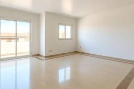 6-Bedroom Duplex with Sea View – Costa da Guia, Cascais
Located in one of the most exclusive areas of Cascais, this magnificent 6-bedroom duplex apartment offers the perfect combination of elegance, comfort, and a prime location