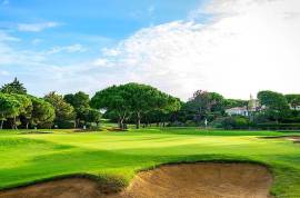 6-Bedroom Duplex with Sea View – Costa da Guia, Cascais
Located in one of the most exclusive areas of Cascais, this magnificent 6-bedroom duplex apartment offers the perfect combination of elegance, comfort, and a prime location