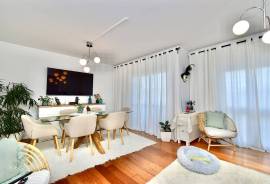 3-Bedroom Apartment for Sale – Pai do Vento, Cascais
Excellent opportunity! 3-bedroom apartment located in a quiet and central area, Pai do Vento, in Cascais