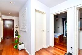 3-Bedroom Apartment for Sale – Pai do Vento, Cascais
Excellent opportunity! 3-bedroom apartment located in a quiet and central area, Pai do Vento, in Cascais