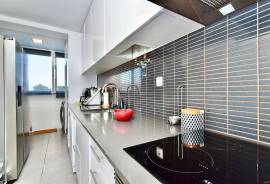 3-Bedroom Apartment for Sale – Pai do Vento, Cascais
Excellent opportunity! 3-bedroom apartment located in a quiet and central area, Pai do Vento, in Cascais