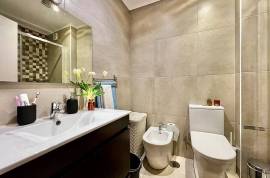 3-Bedroom Apartment for Sale – Pai do Vento, Cascais
Excellent opportunity! 3-bedroom apartment located in a quiet and central area, Pai do Vento, in Cascais