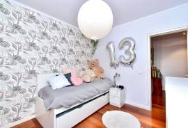 3-Bedroom Apartment for Sale – Pai do Vento, Cascais
Excellent opportunity! 3-bedroom apartment located in a quiet and central area, Pai do Vento, in Cascais