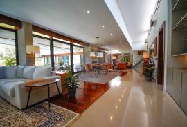 Luxury Villa in Quinta da Beloura
Discover the retreat of your dreams in this stunning luxury villa with 5 suites and an office, located in the prestigious Quinta da Beloura