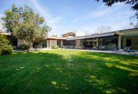 Luxury Villa in Quinta da Beloura
Discover the retreat of your dreams in this stunning luxury villa with 5 suites and an office, located in the prestigious Quinta da Beloura