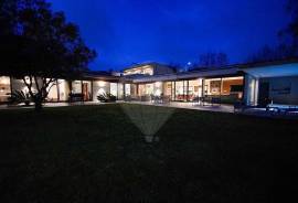 Luxury Villa in Quinta da Beloura
Discover the retreat of your dreams in this stunning luxury villa with 5 suites and an office, located in the prestigious Quinta da Beloura