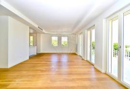 Apartment with Sea View and Terrace, next to Tamariz Beach
Excellent 3 bedroom apartment next to Tamariz beach, Estoril