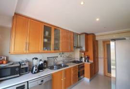 Apartment on the 1st Line of the Sea
Excellent apartment in an exclusive location in Cascais, Guia, in front of the sea